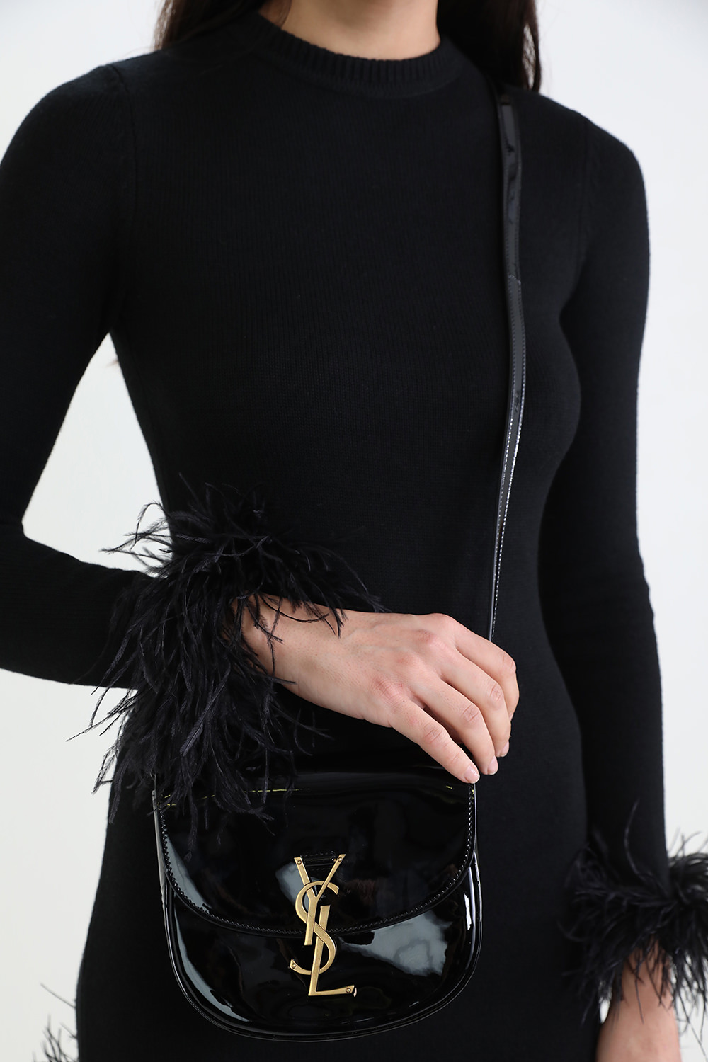 תמונת כל הלוק של תיק אוכף קאיה עם אבזם מונוגרמי 